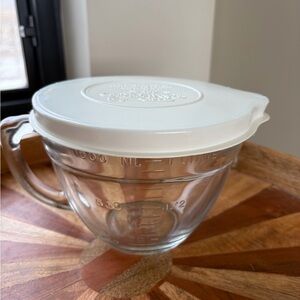 PAMPERED CHEF 1.0 Quart Batter Bowl with tight fitting lid.In great Condition!